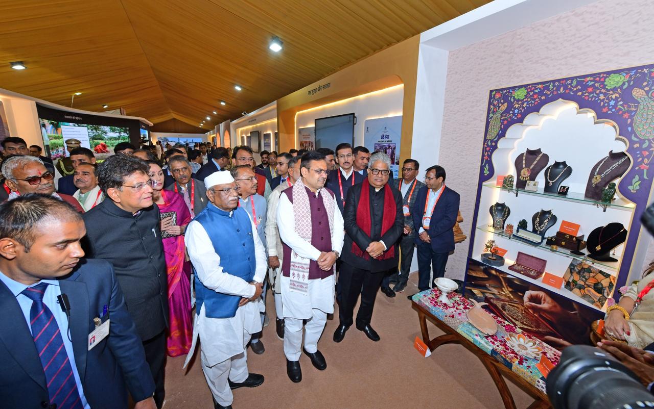 राज्यपाल, मुख्यमंत्री सहित दूसरे लोगों ने प्रगति पथ हॉल में लगाई गई प्रदर्शनी की हर स्टॉल को देखा। उन्होंने हर स्टॉल के बारे में पूरी जानकारी भी ली।