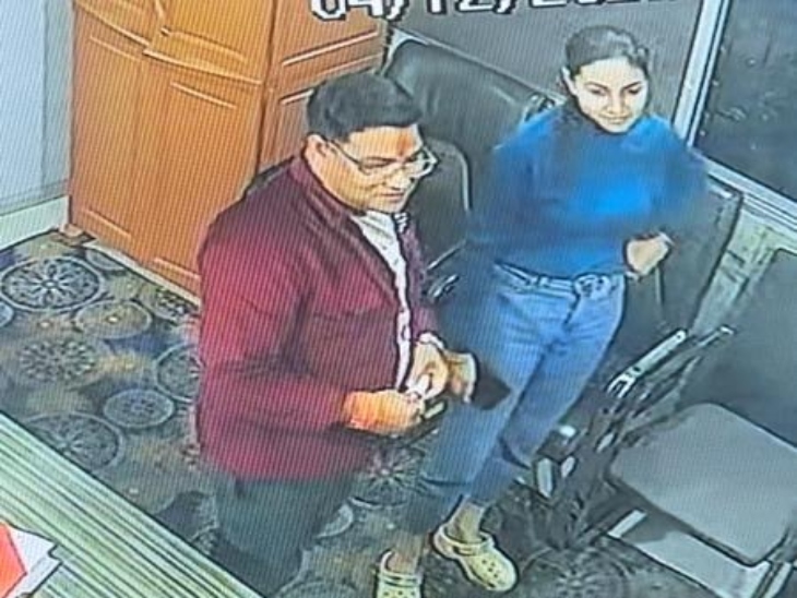 एक CCTV में साथ दिखे कारोबारी दीपक टंडन और DSP कल्पना वर्मा।
