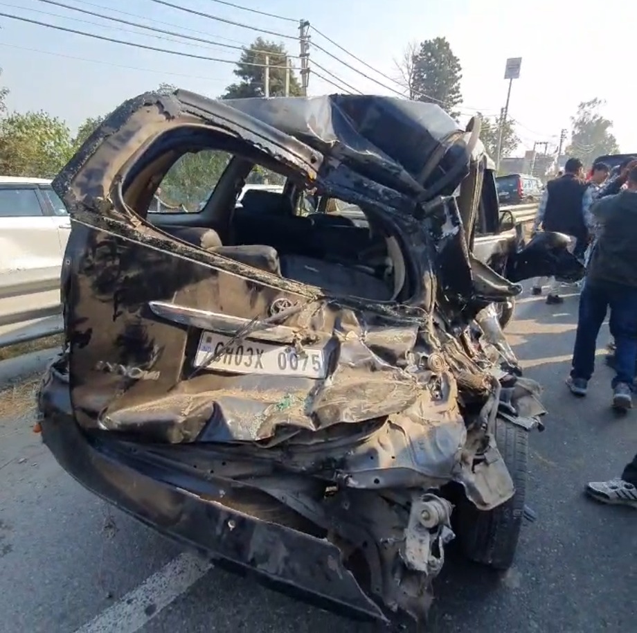 हादसे के बाद मौके पर अफरा-तफरी, गाड़ियां क्षतिग्रस्त।