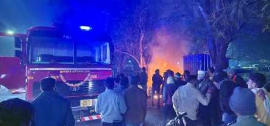 गनीमत रही कि इस पूरी घटना में किसी व्यक्ति को कोई नुकसान नहीं हुआ।