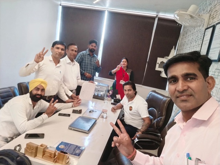 कंपनी के दफ्तर में बैठे संचालक और कंपनी कर्मी।