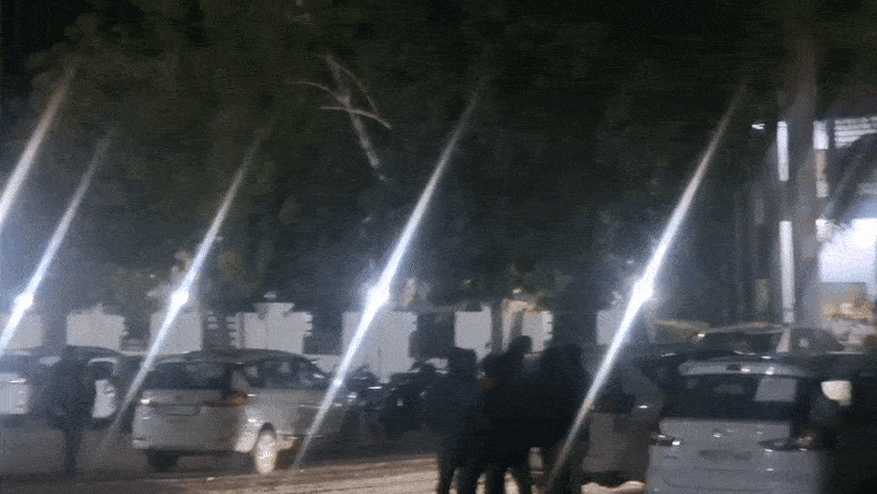 आयकर विभाग की टीम फैक्ट्री के अंदर दस्तावेजों की जांच कर रही है।