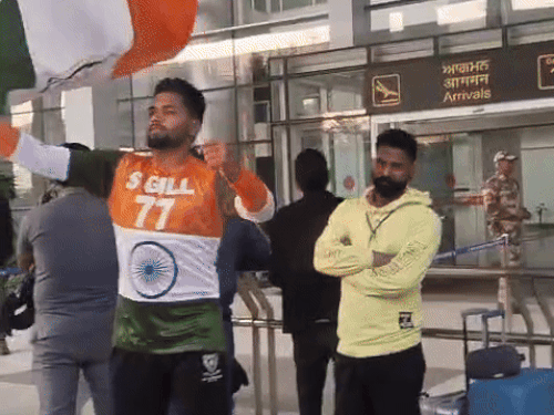 इंडियन टीम के वाइस कैप्टन शुभमन गिल के फैन तिरंगा झंडा लहराते हुए।