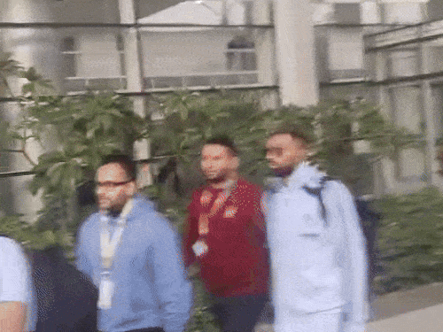 चंडीगढ़ एयरपोर्ट पहुंचे भारतीय खिलाड़ी, फोटो में हार्दिक पांड्या, कोच गौतम गंभीर और अक्षर पटेल दिखाई दे रहे हैं।