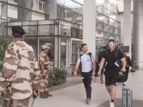 चंडीगढ़ एयरपोर्ट पहुंचे साउथ अफ्रीका के खिलाड़ी।