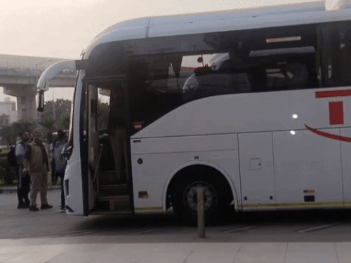 चंडीगढ़ एयरपोर्ट के बाहर खिलाड़ियों को होटल तक ले जाने के लिए खड़ी बस।