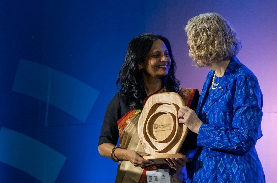 सुप्रिया साहू (बांए) ने अपने काम से ग्रीनहाउस गैसों का उत्सर्जन कम करने में मदद की है।