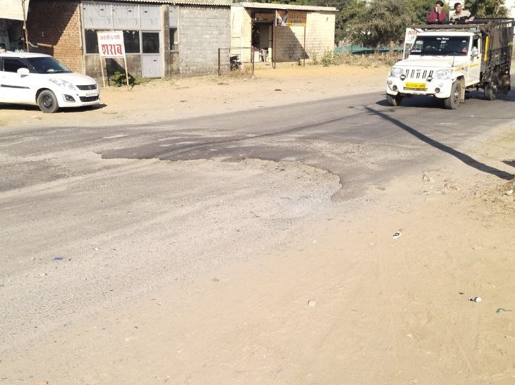 ब्रेकर पर न तो कोई सांकेतिक निशान है और न ही इसकी मरम्मत की गई है।