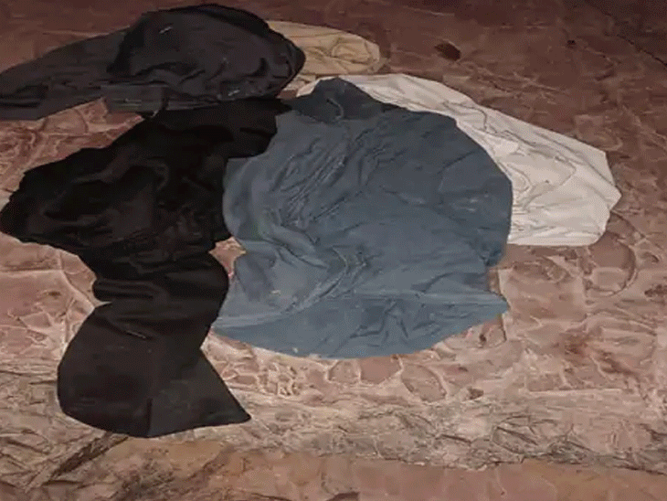 नदी किनारे बच्चों के सैंडल, कपड़े और साइकिल मिले हैं। - Dainik Bhaskar