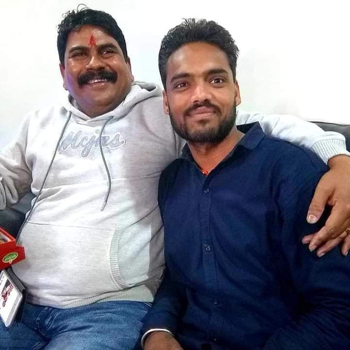 बर्खास्त SI के गुर्गे पेशी के दौरान उसके आगे पीछे चलते थे।