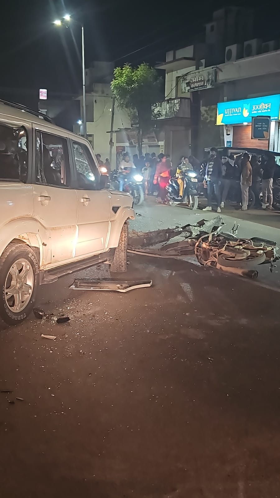 घटना के बाद मौके पर पड़ी स्कॉर्पियो।