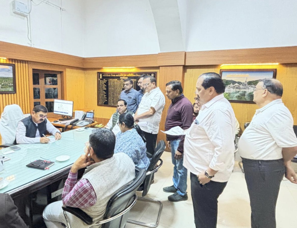 एडीएम को ज्ञापन देते हुए नेहरू नगर निवासी।