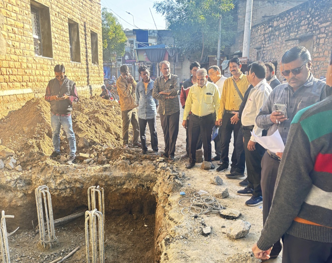 नेहरू नगर ने टावर लगाने को लेकर खोदा गया गड्ढा।