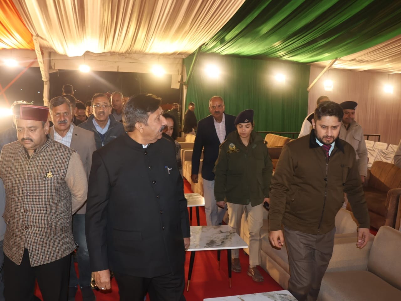 मंडी के पड्डल मैदान में कार्यक्रम स्थल का जायजा लेते हुए डिप्टी सीएम मुकेश अग्निहोत्री।