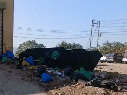 हमीदिया अस्पताल में इस जगह मिले दो नवजात के अधजले शव।