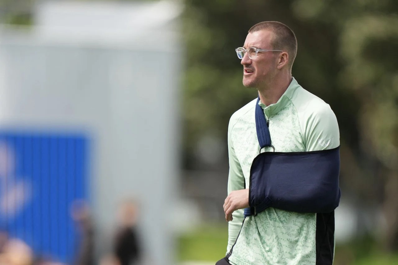 পরের দিন ব্লেয়ার টিকনারকে মাঠে দেখা গেল হাতে গোলা বাঁধা। প্রথম দিনে ফিল্ডিং করতে গিয়ে চোট পান তিনি।