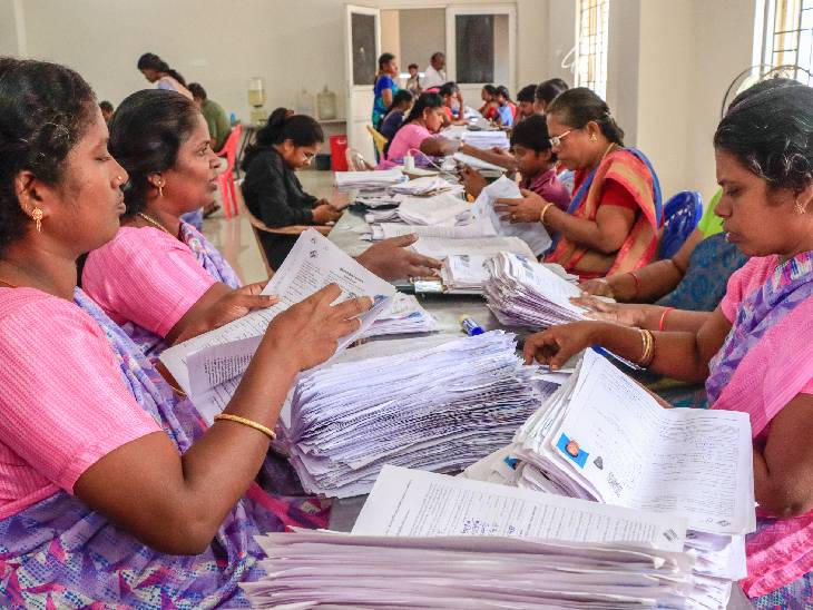 तमिलनाडु के तिरुनेलवेली में SIR फार्म को छांटते BLO। - Dainik Bhaskar