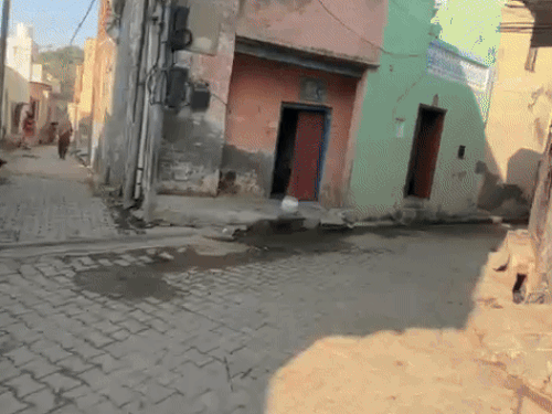 घर पर न्यूजपेपर सप्लाई करता दीपक।