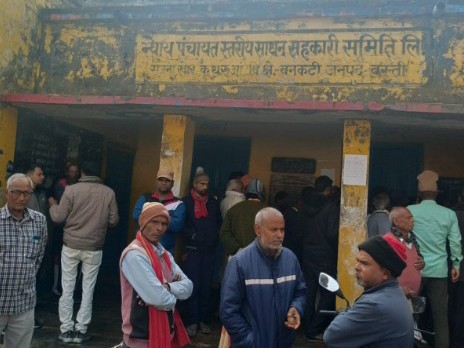 खाद के लिए किसान परेशान। - Dainik Bhaskar