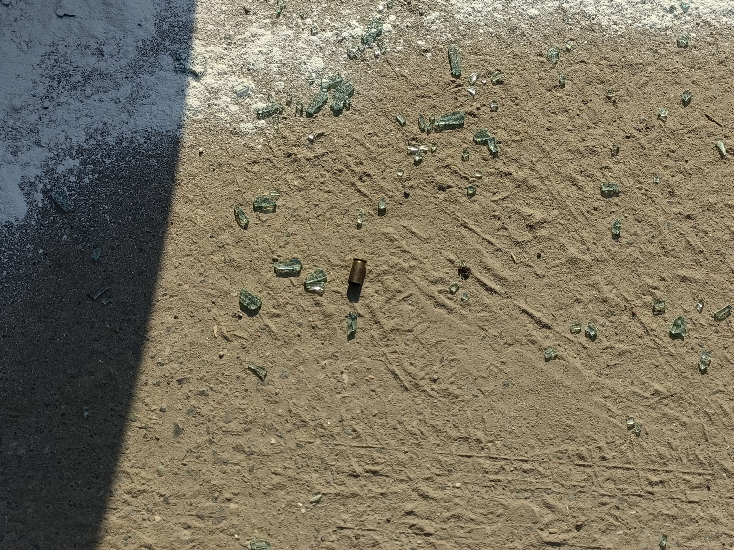 गोलीबारी के बाद घटनास्थल पर गोली के बोर पड़े मिले।