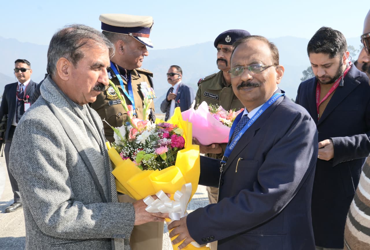 मंडी पहुंचने पर CM सुक्खू का स्वागत करते हुए मुख्य सचिव प्रबोध सक्सेना।