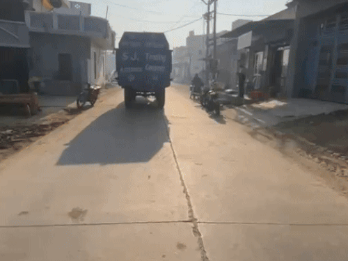 बाइक चलाते-चलाते दीपक न्यूजपेपर काे उसके सही ठिकाने पर पहुंचा देता है।