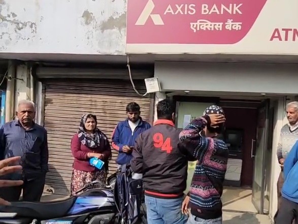 करनाल में एक्सिस बैंक एटीएम में फ्रॉड:  मशीन में कार्ड फंसे, लोगों के खातों से कटे पैसे, दीवार पर लिखा मोबाइल नंबर संदिग्ध – Gharaunda News