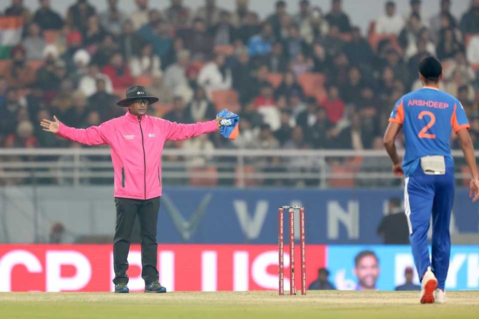 अर्शदीप ने एक ही ओवर में 7 वाइड फेंक डाली।