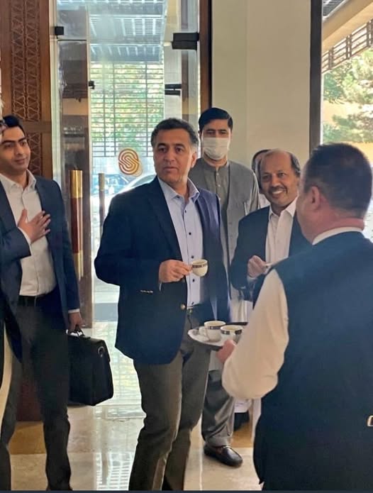 ছবিতে, হামিদকে তালেবান নেতাদের সাথে সেরেনা হোটেলে একটি চা পার্টিতে যোগ দিতে দেখা যায়।