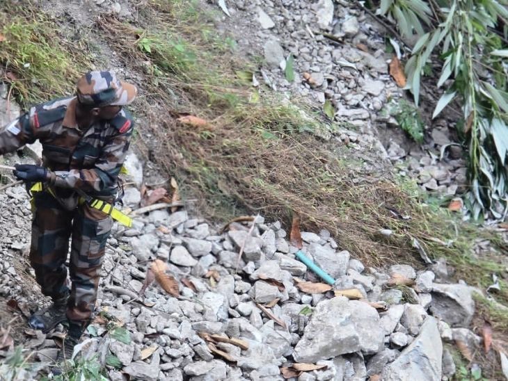 शवों को ऊपर लाने के लिए बेले रोप्स बनाते हुए जवान।