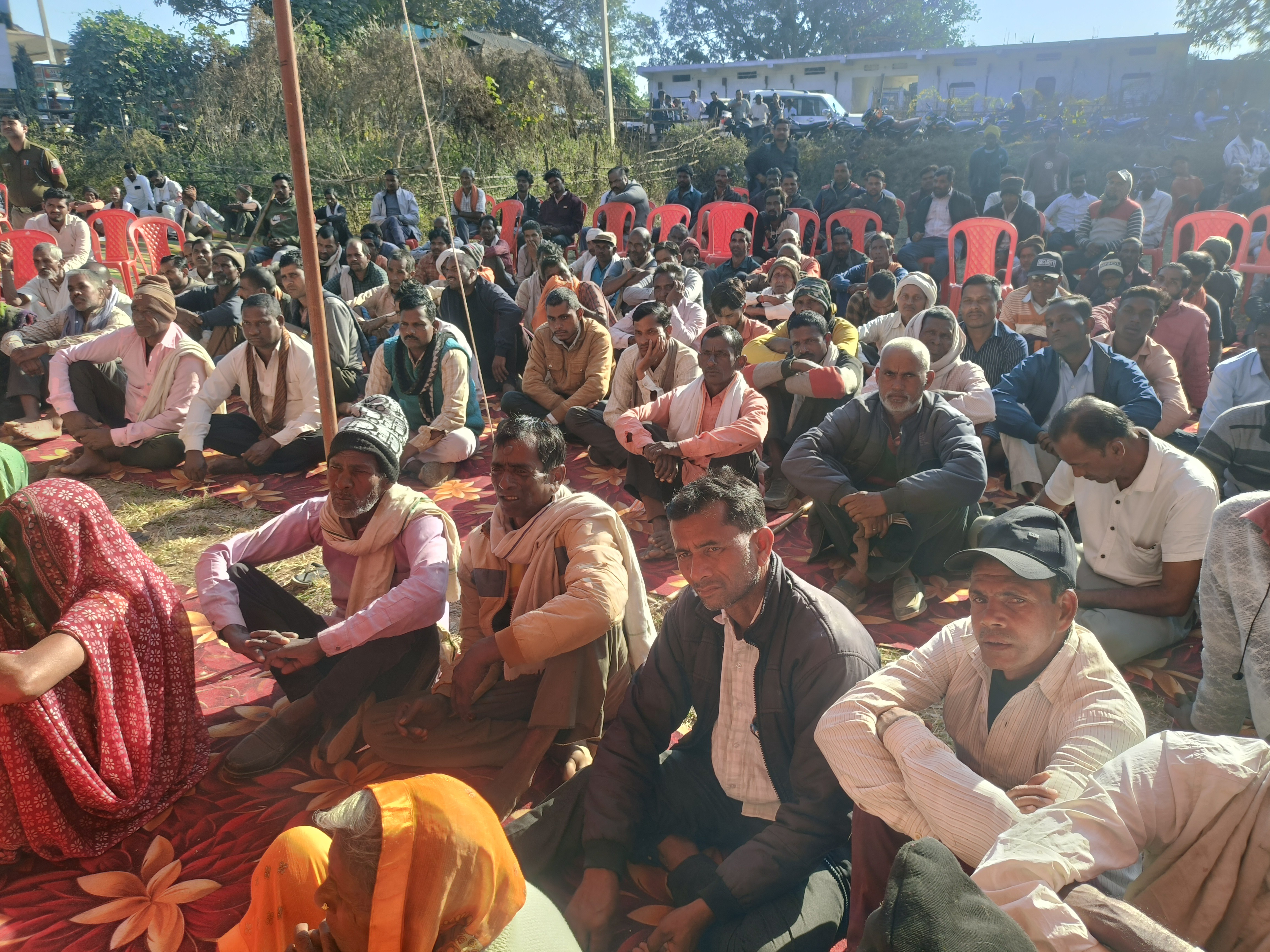 कांग्रेसी नेता बंधा कोल माइंस के प्रभावित परिवारों से मिले।