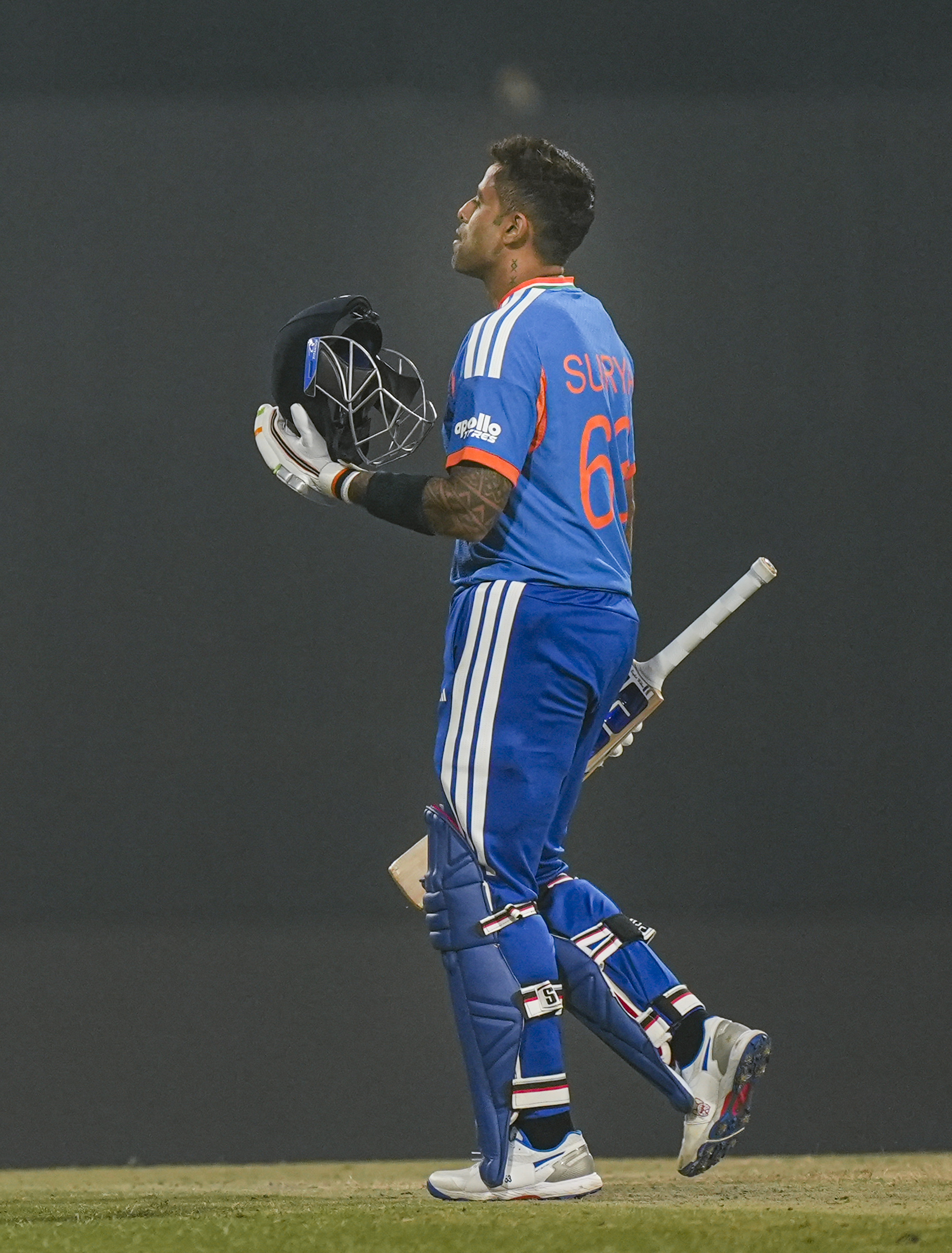 कप्तान सुर्यकुमार यादव सिर्फ 5 रन पर विकेटकीपर डी कॉक को कैच दे बैठे।