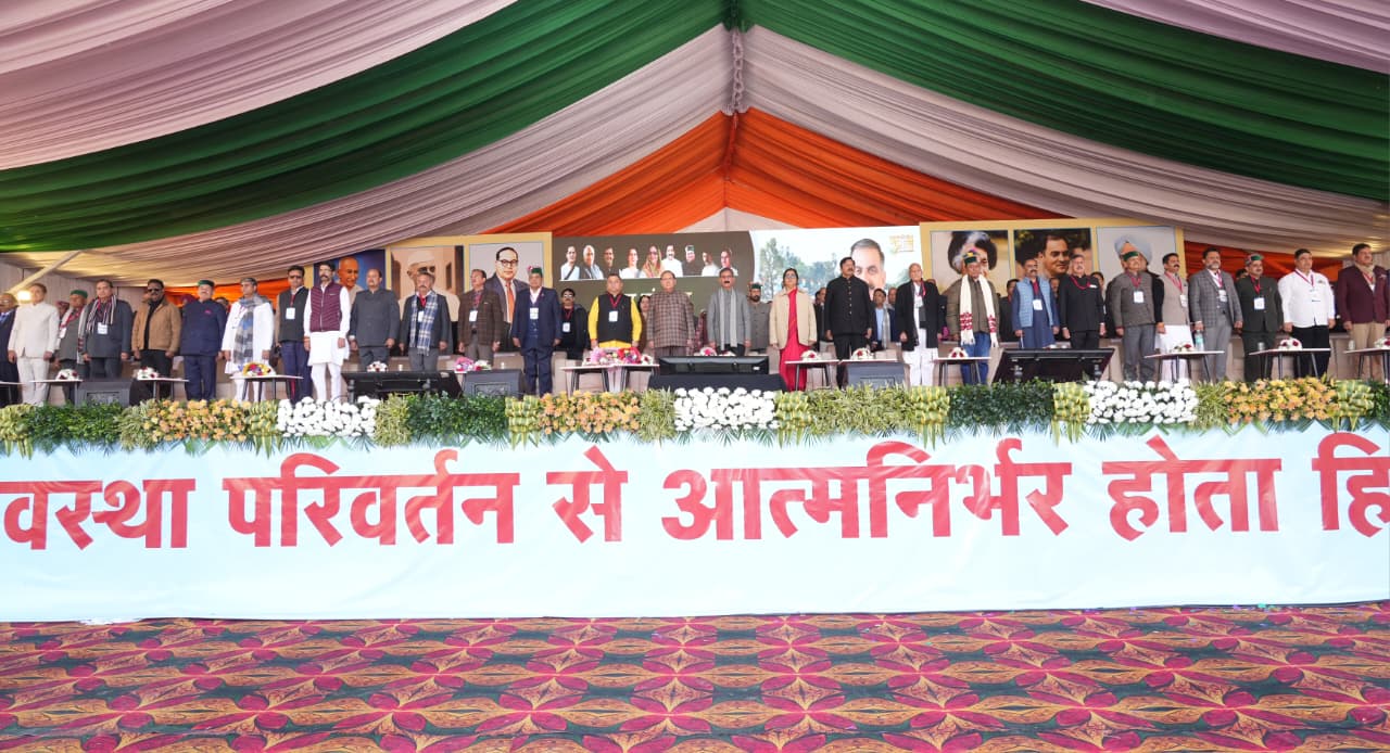 जन संकल्प कार्यक्रम के दौरान मंच पर मौजूद नेता।