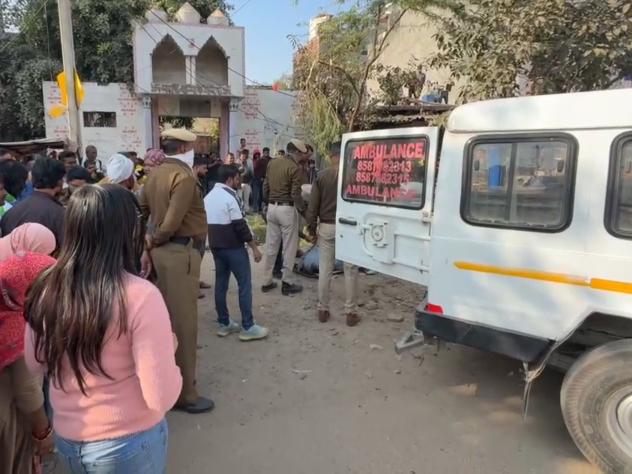एम्बुलेंस से शव को ले जाते हुए पुलिस।
