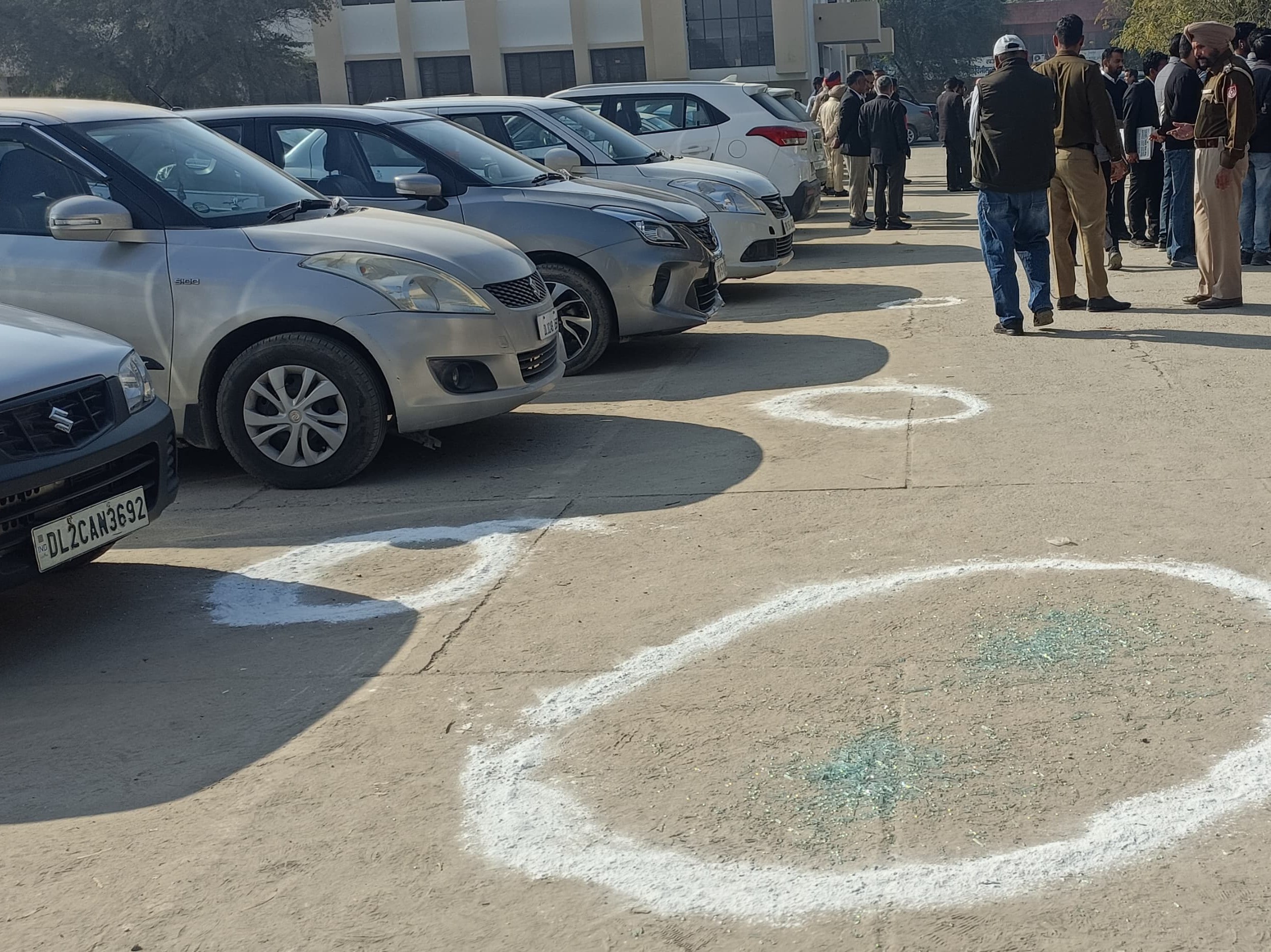 फायरिंग के बाद पुलिस अधिकारी मौके पर पहुंचे।