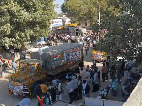 पिलानी से नहरड़ तक तिरंगा यात्रा निकाली गई।