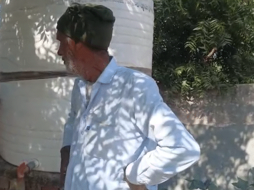 बेटे की पार्थिव देह घर पहुंचने पर पिता बनवारी लाल भावुक हो गए।