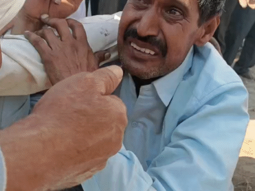 पार्थिव देह पहुंचते ही जवान के भाई का रो-रोकर बुरा हाल हो गया।