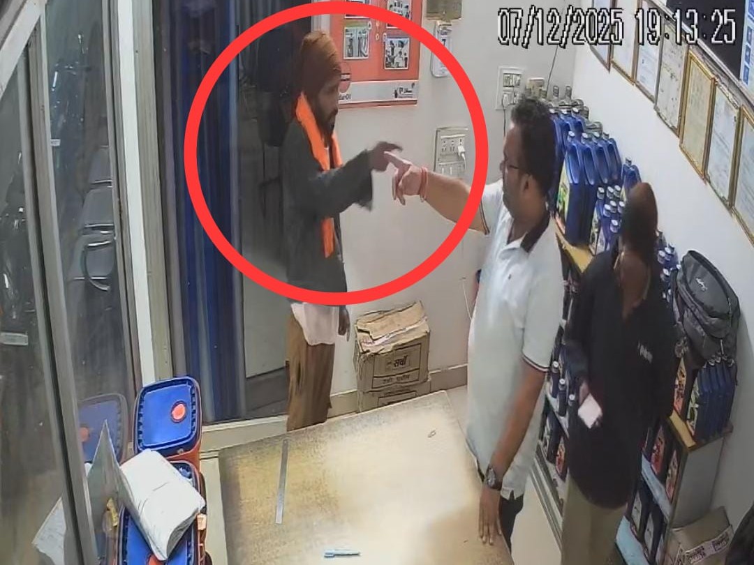 पेट्रोल पंप में ऑफिस में घुसकर संचालक को धमकाया।