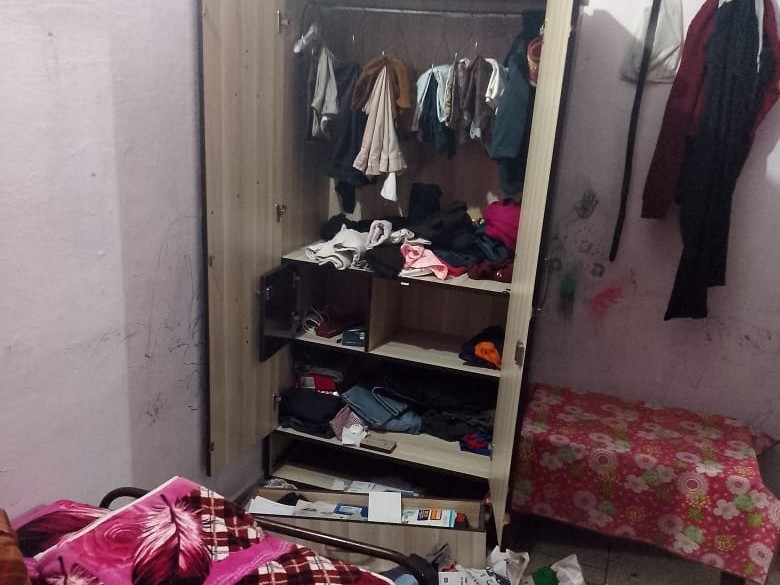 चोरी के बाद घर में बिखरा पड़ा सामान
