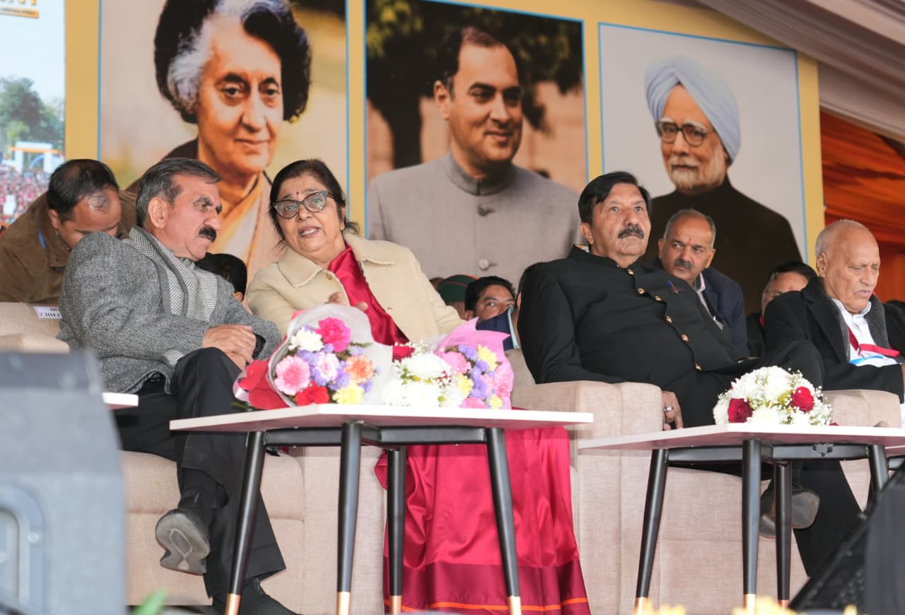 जन संकल्प कार्यक्रम के दौरान मंच पर आपस में बात करते हुए सीएम सुक्खू और कांग्रेस प्रभारी रजनी पाटिल।