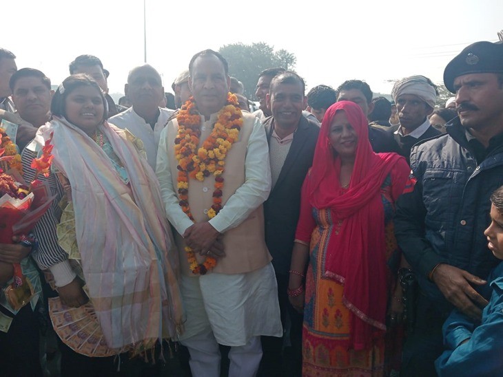 गोल्ड जीतकर लौटी रिया के साथ भाजपा प्रदेशाध्यक्ष मोहनलाल बड़ौली।