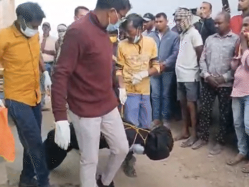 लाश लड़ी-गली अवस्था में थी। पुलिस ने पोस्टमॉर्टम के लिए अस्पताल भिजवाया है।