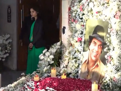 दिल्ली के मंत्री मंजीदर सिंह सिरसा धर्मेंद्र को श्रद्धांजलि देते हुए।