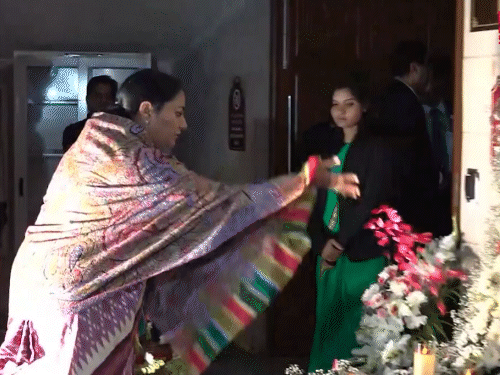 दिल्ली की मुख्यमंत्री रेखा गुप्ता ने धर्मेंद्र को पुष्प अर्पित कर श्रद्धांजलि दी।