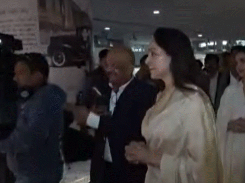 सांसद संबित पात्रा धर्मेंद्र को श्रद्धांजलि देते हुए।