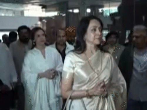 हेमा मालिनी प्रेयर मीट में मेहमानों का स्वागत करती हुईं।