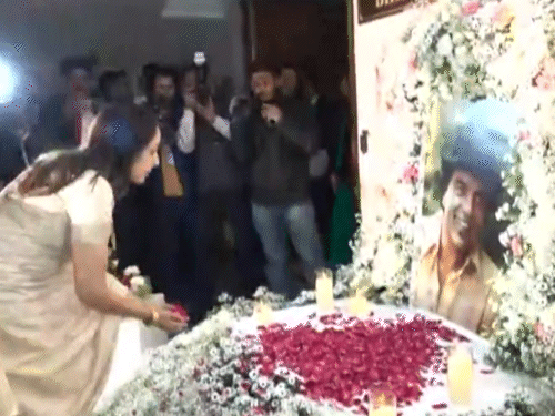 हेमा मालिनी धर्मेंद्र को श्रद्धांजलि देती हुईं।
