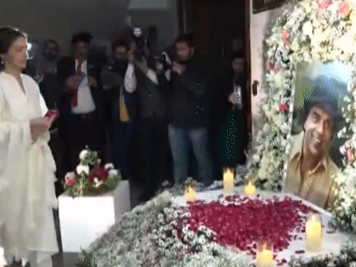 अभिनेत्री ईशा देओल पिता धर्मेंद्र को श्रद्धांजलि अर्पित करती हुईं।