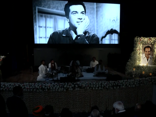 प्रेयर मीट कार्यक्रम के मंच पर धर्मेंद्र की पुरानी फिल्मों के सीन्स बड़े पर्दे पर चलाए गए।